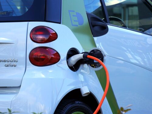 Elektryki na polskich drogach. Rośnie liczba aut i punktów ładowania