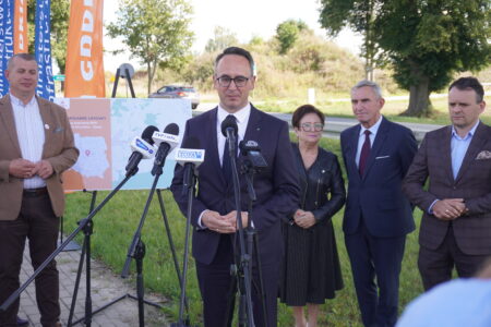 Głuchów: Bezpieczniej na DK72. Rusza budowa chodnika łączącego Głuchów ze Złotą