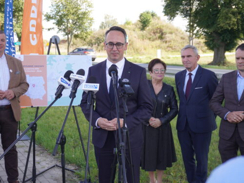 Głuchów: Bezpieczniej na DK72. Rusza budowa chodnika łączącego Głuchów ze Złotą