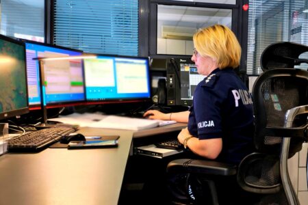Nocna akcja rawskich policjantów. Po niepokojącym wpisie w sieci odnaleźli 39-latka w kryzysie emocjonalnym
